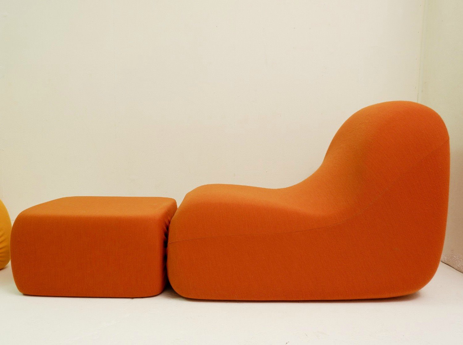 [10] Canapouf Pierre Cardin